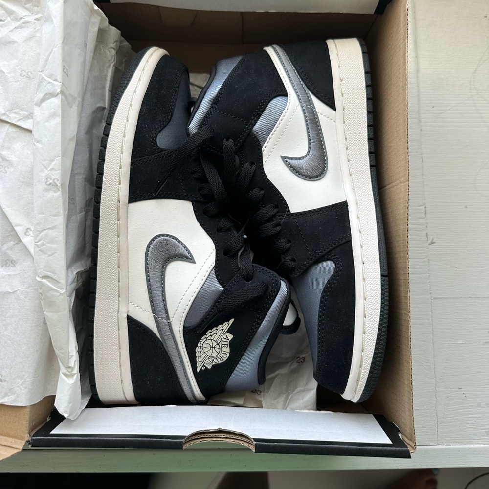 Air Jordan 1 Mid SE ‘Satin Smoke Grey’